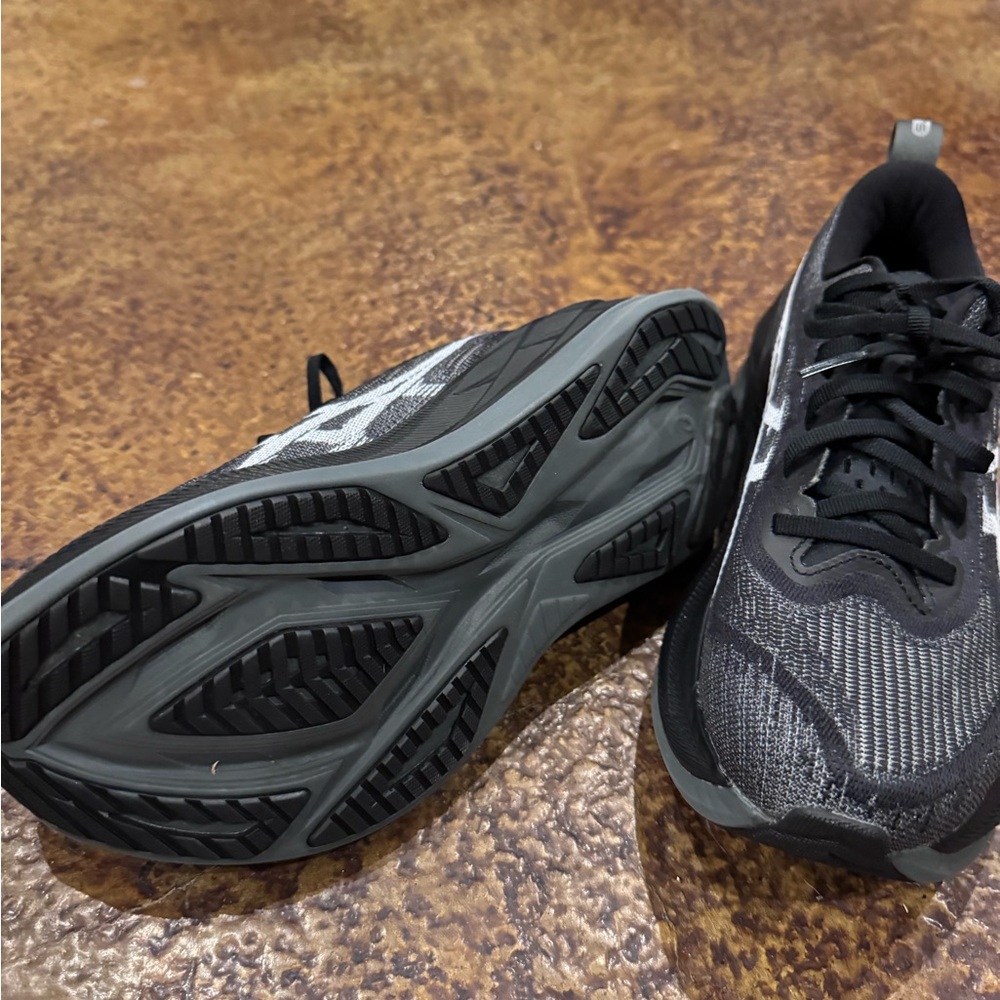 Asics Men's Black and Gray Athletic Running Shoes - Picture 6 of 7